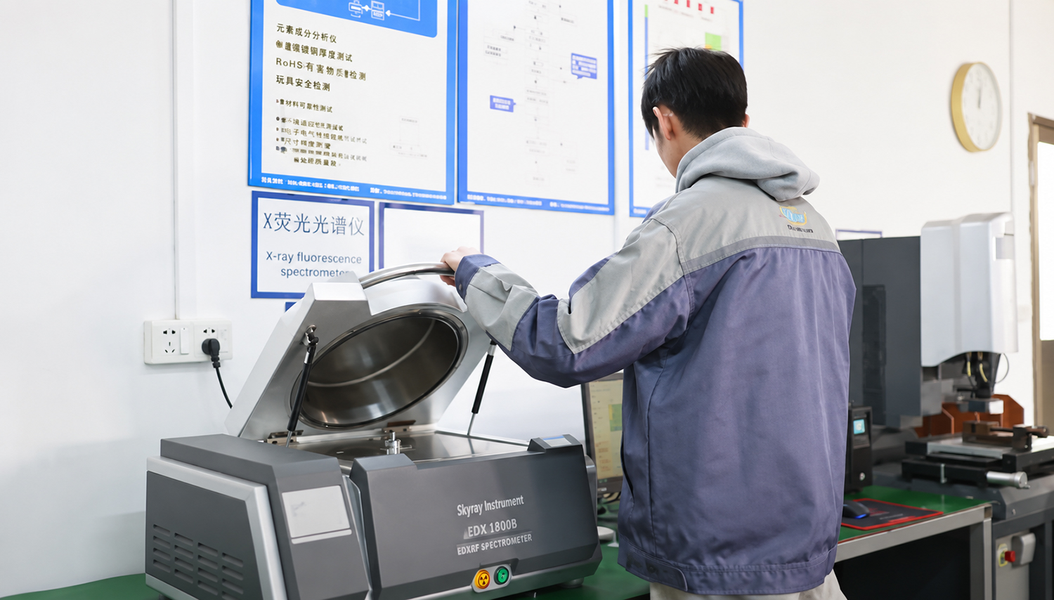 亿霖技术人员使用X射线荧光光谱仪进行材料检测